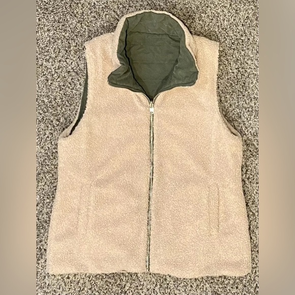 Entro Olive Green & Cream Sherpa Reversible Vest - Picture 2 of 5